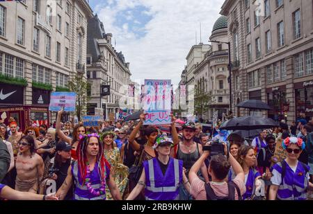 London, England, Großbritannien. 8. Juli 2023. Tausende von Menschen marschieren während Trans Pride 2023 durch das Zentrum von London. (Kreditbild: © Vuk Valcic/ZUMA Press Wire) NUR REDAKTIONELLE VERWENDUNG! Nicht für den kommerziellen GEBRAUCH! Stockfoto