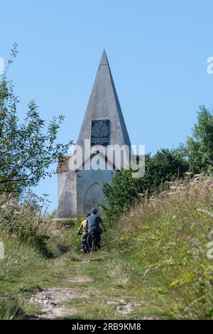 Das Farley Mount Monument ist ein historisches Wahrzeichen oder Torheit, das während des Sommers die Ruhestätte eines heldenhaften Pferdes in Hampshire, England, Großbritannien, darstellt Stockfoto