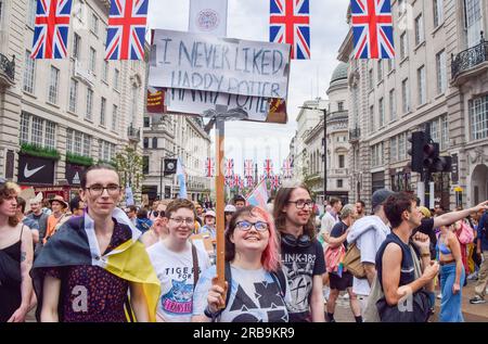 London, England, Großbritannien. 8. Juli 2023. Ein Protestteilnehmer hält ein Schild, auf dem steht: "Ich mochte Harry Potter nie", in Bezug auf JK Rowlings andauernde Spannungen mit der Trans Community, als Tausende während Trans Pride 2023 durch das Zentrum Londons marschieren. (Kreditbild: © Vuk Valcic/ZUMA Press Wire) NUR REDAKTIONELLE VERWENDUNG! Nicht für den kommerziellen GEBRAUCH! Stockfoto