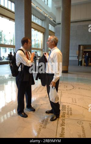 Minister Dirk Kempthorne und Helfer in New York City, New York, für die Tour, Teilnahme an der Einweihung der neuen Gedenkstätte am African Grabstätte National Monument Stockfoto