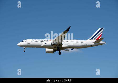 Air France Airbus A220-300 Landung am Flughafen Birmingham, Großbritannien (F-HZUG) Stockfoto