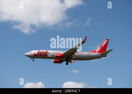 Jet2 Boeing 737-85 F Landung am Flughafen Birmingham, UK (G-GDFV) Stockfoto