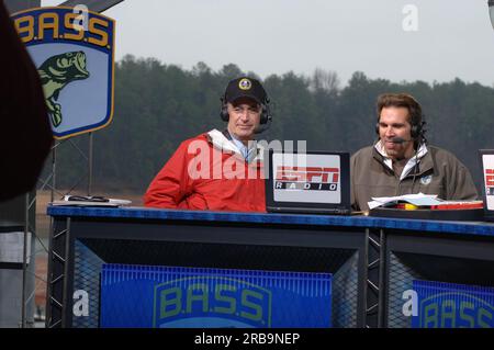 Teil der Mike and Mike Show von ESPN Radio, die gemeinsam von Mike Greenberg und Mike Golic beim Bassmasters Classic Professional Fishing Turnier in Greenville, South Carolina, ausgerichtet wird, mit Gastauftritt von Minister Dirk Kempthorne Stockfoto