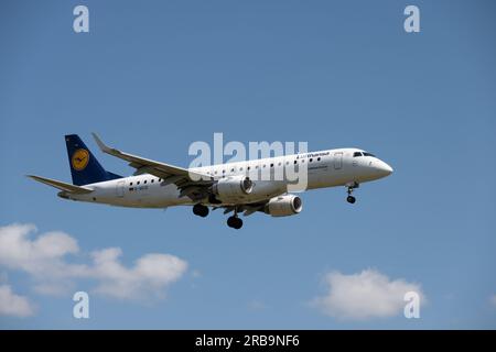 Lufthansa CityLine Embraer ERJ-190LR Landung am Flughafen Birmingham, Großbritannien (D-AECE) Stockfoto