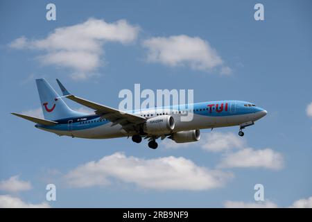 TUI Boeing 737-8 MAX Landung am Flughafen Birmingham, Großbritannien (G-TUMG) Stockfoto