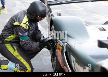 Monza, Italie. 08. Juli 2023. Mekaniciens Mechanics, während der 6 Stunden Monza 2023, 3. Runde der FIA-Weltausdauermeisterschaft 2023, vom 7. Bis 9. Juli 2023 auf dem Autodrome Nazionale di Monza, in Monza, Italien - Photo Frédéric Le Floc'h/DPPI Credit: DPPI Media/Alamy Live News Stockfoto