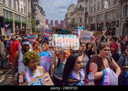 London, England, Großbritannien. 8. Juli 2023. Tausende von Menschen marschieren während Trans Pride 2023 durch das Zentrum von London. (Kreditbild: © Vuk Valcic/ZUMA Press Wire) NUR REDAKTIONELLE VERWENDUNG! Nicht für den kommerziellen GEBRAUCH! Stockfoto
