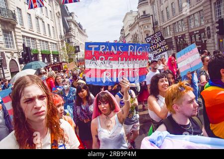 London, England, Großbritannien. 8. Juli 2023. Tausende von Menschen marschieren während Trans Pride 2023 durch das Zentrum von London. (Kreditbild: © Vuk Valcic/ZUMA Press Wire) NUR REDAKTIONELLE VERWENDUNG! Nicht für den kommerziellen GEBRAUCH! Stockfoto