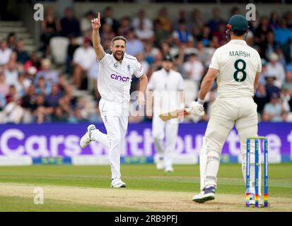 Chris Woakes (links) aus England feiert den dritten Tag des Testspiels der LV= Insurance Ashes Series in Headingley, Leeds, nach dem Wicket von Mitchell Marsh aus Australien. Bilddatum: Samstag, 8. Juli 2023. Stockfoto