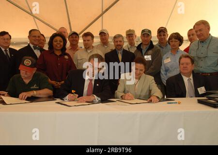 Unterzeichnung des nationalen Aktionsplans für Fischbestände und -Bestände, wobei der amtierende Innenminister P. Lynn Scarlett dem Handelsminister Carlos Gutierrez, dem Präsidenten des Verbands der Fish and Wildlife Agencies (AFWA) John Cooper, beitritt; John Baughman, Executive Vice President der AFWA, engagiert sich unter anderem für Maßnahmen zur Förderung öffentlich-privater Partnerschaften für Fischlebensräume im ganzen Land und zum Schutz aller gesunden und intakten Lebensräume bis 2015 Stockfoto