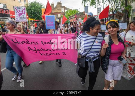 London, Großbritannien. 8. Juli 2023 Auf dem Weg zum Aylesbury Estate waren die Märscher auf der Walworth Road einer von 16 landesweit am National Housing Day. Sie verlangte, dass der Southwark Council die Zerstörung von stadthäusern und die Renovierung und Neubesiedlung von Grundstücken aufhört, um Menschen unterzubringen und den enormen CO2-Fußabdruck des Abrisses und Neuaufbaus zu beenden. Sie verlangten Wohnraum, weil es nicht nötig war, Firmengier zu haben, Renovierungen, nicht Abrisse, leere Häuser zu füllen und das Pachtsystem zu beenden. Peter Marshall/Alamy Live News Stockfoto