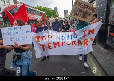 London, Großbritannien. 8. Juli 2023 Auf dem Weg zum Aylesbury Estate waren die Märscher auf der Walworth Road einer von 16 landesweit am National Housing Day. Sie verlangte, dass der Southwark Council die Zerstörung von stadthäusern und die Renovierung und Neubesiedlung von Grundstücken aufhört, um Menschen unterzubringen und den enormen CO2-Fußabdruck des Abrisses und Neuaufbaus zu beenden. Sie verlangten Wohnraum, weil es nicht nötig war, Firmengier zu haben, Renovierungen, nicht Abrisse, leere Häuser zu füllen und das Pachtsystem zu beenden. Peter Marshall/Alamy Live News Stockfoto