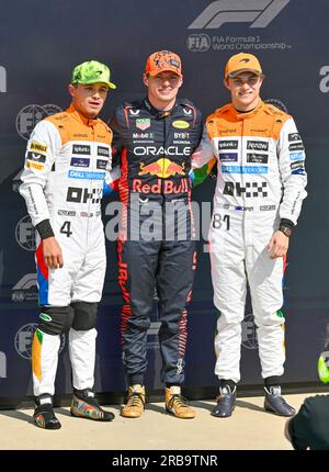 Towcester, Großbritannien. 08. Juli 2023. Silverstone, Towcester, Northamptonshire, Großbritannien, am 08 2023. Juli. Max Verstappen, Red Bull Racing, sichert sich die Pole-Position für das Hauptrennen, indem er am 08 2023. Juli in der Qualifikationsrunde mit Lando Norris, McLaren, Second und Oscar Piastri, McLaren, Dritter in der Qualifikationsrunde des Formel 1 Aramco British Grand Prix in Silverstone, Towcester, Northamptonshire, Großbritannien, wurde. Kredit: Francis Knight/Alamy Live News Stockfoto