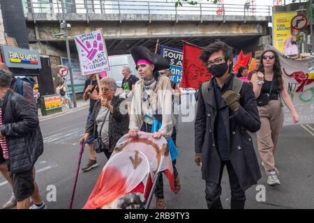 London, Großbritannien. 8. Juli 2023 Auf dem Weg zum Aylesbury Estate waren die Märscher auf der Walworth Road einer von 16 landesweit am National Housing Day. Sie verlangte, dass der Southwark Council die Zerstörung von stadthäusern und die Renovierung und Neubesiedlung von Grundstücken aufhört, um Menschen unterzubringen und den enormen CO2-Fußabdruck des Abrisses und Neuaufbaus zu beenden. Sie verlangten Wohnraum, weil es nicht nötig war, Firmengier zu haben, Renovierungen, nicht Abrisse, leere Häuser zu füllen und das Pachtsystem zu beenden. Peter Marshall/Alamy Live News Stockfoto