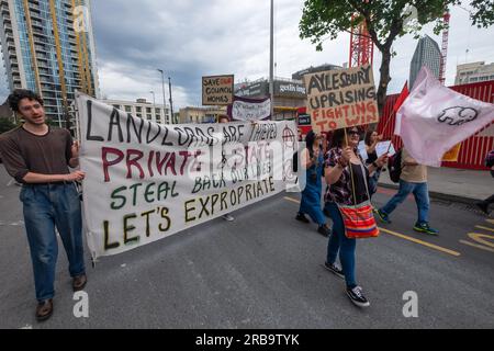 London, Großbritannien. 8. Juli 2023 Die Märscher beim Elefanten auf dem Weg zum Aylesbury Estate waren einer von 16 im ganzen Land am National Housing Day. Sie verlangte, dass der Southwark Council die Zerstörung von stadthäusern und die Renovierung und Neubesiedlung von Grundstücken aufhört, um Menschen unterzubringen und den enormen CO2-Fußabdruck des Abrisses und Neuaufbaus zu beenden. Sie verlangten Wohnraum, weil es nicht nötig war, Firmengier zu haben, Renovierungen, nicht Abrisse, leere Häuser zu füllen und das Pachtsystem zu beenden. Peter Marshall/Alamy Live News Stockfoto