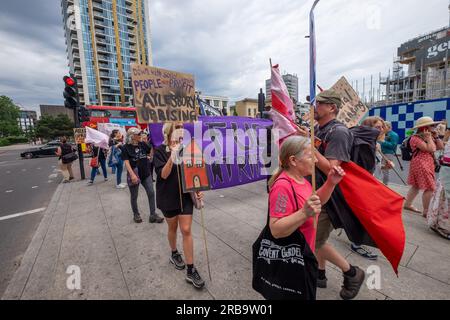 London, Großbritannien. 8. Juli 2023 Die Märscher beim Elefanten auf dem Weg zum Aylesbury Estate waren einer von 16 im ganzen Land am National Housing Day. Sie verlangte, dass der Southwark Council die Zerstörung von stadthäusern und die Renovierung und Neubesiedlung von Grundstücken aufhört, um Menschen unterzubringen und den enormen CO2-Fußabdruck des Abrisses und Neuaufbaus zu beenden. Sie verlangten Wohnraum, weil es nicht nötig war, Firmengier zu haben, Renovierungen, nicht Abrisse, leere Häuser zu füllen und das Pachtsystem zu beenden. Peter Marshall/Alamy Live News Stockfoto