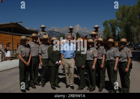 Besuch von Minister Dirk Kempthorne, Ehefrau Patricia und Sekretärinnen im Grand Teton National Park in Wyoming für Touren, Gespräche mit Mitarbeitern des National Park Service, Aktivitäten im Zusammenhang mit der Einweihungszeremonie für das neue Craig Thomas Discovery and Visitor Center. Minister Kempthorne gehörte zu Mary Bomar, Leiterin des National Park Service, und Mary Gibson Scott, Superintendent von Grand Teton, zu den Innenbeamten, die für die Veranstaltung zur Verfügung standen. Stockfoto