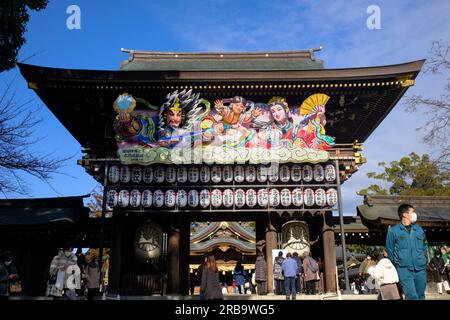 Das Haupttor zum Samukawa-Schrein heißt Shinmon Gate. Das Tor selbst ist relativ neu, da es 1993 gebaut wurde. Was ich beeindruckend finde, ist, wie die Stockfoto