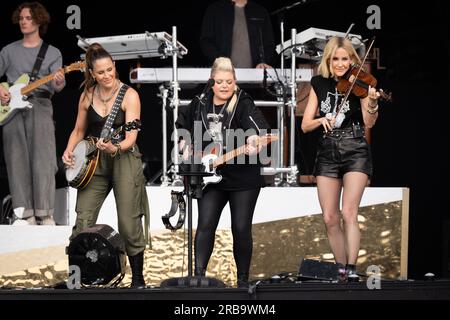 (Von links nach rechts) Emily Robison, Natalie Maines und Martie Maguire of the Chicks treten auf der Bühne im BST Hyde Park in London auf. Bilddatum: Samstag, 8. Juli 2023. Stockfoto