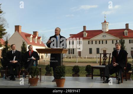 Besuch von Minister Dirk Kempthorne in Mount Vernon Estate and Gardens, Mount Vernon, Virginia, für die Besichtigung und Bekanntgabe der US-Nominierung des Heims George Washington, zusammen mit dem Papahanaumokuakea Marine National Monument in Hawaii, für die Aufnahme in die Liste der Vereinten Nationen für Bildung, Wissenschaft, Und der UNESCO-Liste des Weltkulturerbes. Zu Sekretär Kempthorne wechselte James Rees, Executive Director des Mount Vernon Estate and Gardens. Stockfoto
