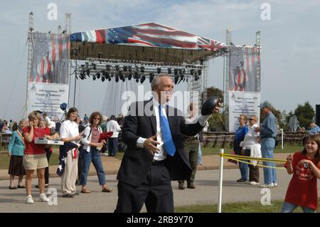 Besuch von Minister Dirk Kempthorne in Yorktown, Virginia, um die Grundsatzrede anlässlich des 225.-jährigen Jubiläums der Schlacht von Yorktown zu halten. Zu den anderen Würdenträgern, die für die Gedenkveranstaltungen zur Verfügung standen, zählten die Senatoren John Warner und George Allen, ehemaliger US-amerikanischer Senator Armeeminister John Marsh, französischer Botschafter in den USA Jean-David Levitte und die französische Verteidigungsministerin Michelle Alliot-Marie. Stockfoto