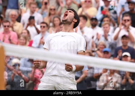 8. Juli 2023; All England Lawn Tennis and Croquet Club, London, England: Wimbledon Tennis Tournament; Carlos Alcaraz feiert den Sieg gegen Nicolas Jerry Stockfoto