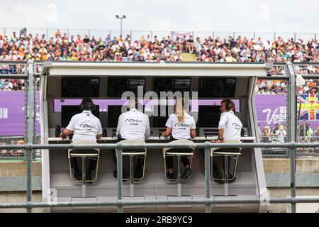 Pitwall-Fiktionsingenieure des APEX APXGP-Teams für den Film F1 von Apple Studios/Bruckheimer Films, Illustration während der Formel-1-Grand-Prix 2023 von Aramco, 10. Runde der Formel-1-Weltmeisterschaft 2023 vom 7. Bis 9. Juli 2023 auf der Silverstone Circuit in Silverstone, Vereinigtes Königreich - Photo Antonin Vincent / DPPI Stockfoto