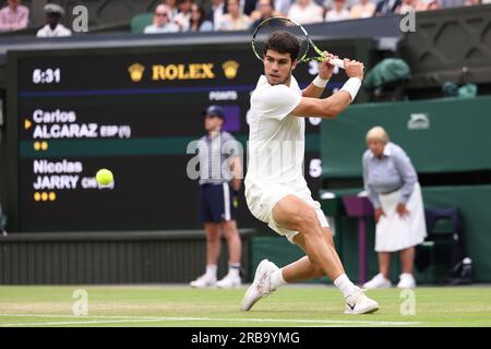 8. Juli 2023; All England Lawn Tennis and Croquet Club, London, England: Wimbledon Tennis Tournament; Carlos Alcaraz spielt Nicolas Jerry in der Rückhand Stockfoto