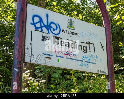 Willkommen beim Lesen von Schildern, mit Graffiti, Themsenpfad, Vororten lesen, Lesen, Berkshire, England, Großbritannien, GB. Stockfoto