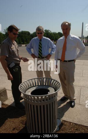Minister Dirk Kempthorne besucht das Lincoln Memorial in Washington, D.C., um eine Tour zu Unternehmen und Gespräche mit dem National Park Service und den USA zu führen Parkpolizei Stockfoto