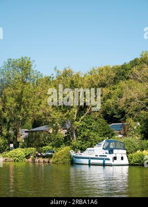 Luxusboot, Warren, Themse, Caversham, Reading, Berkshire, England, Großbritannien, GB. Stockfoto