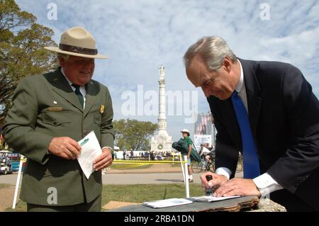 Besuch von Minister Dirk Kempthorne in Yorktown, Virginia, um die Grundsatzrede anlässlich des 225.-jährigen Jubiläums der Schlacht von Yorktown zu halten. Zu den anderen Würdenträgern, die für die Gedenkveranstaltungen zur Verfügung standen, zählten die Senatoren John Warner und George Allen, ehemaliger US-amerikanischer Senator Armeeminister John Marsh, französischer Botschafter in den USA Jean-David Levitte und die französische Verteidigungsministerin Michelle Alliot-Marie. Stockfoto