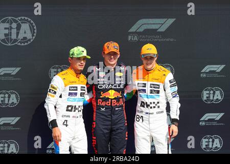 Polposition Celebration Top 3 – von links nach rechts Lando Norris (GBR) McLaren MCL60 Max Verstappen (NED) Redbull Racing RB19 Oscar Piastri (AUS) Stockfoto