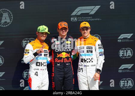 Polposition Celebration Top 3 – von links nach rechts Lando Norris (GBR) McLaren MCL60 Max Verstappen (NED) Redbull Racing RB19 Oscar Piastri (AUS) Stockfoto