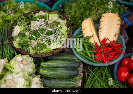 Auswahl an Gemüse, Gewürzen und Ananasscheiben Stockfoto