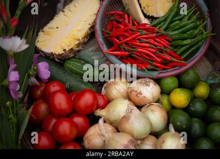 Vielzahl von vietnamesischen Obst und Gemüse für den täglichen Stockfoto