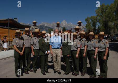 Besuch von Minister Dirk Kempthorne, Ehefrau Patricia und Sekretärinnen im Grand Teton National Park in Wyoming für Touren, Gespräche mit Mitarbeitern des National Park Service, Aktivitäten im Zusammenhang mit der Einweihungszeremonie für das neue Craig Thomas Discovery and Visitor Center. Minister Kempthorne gehörte zu Mary Bomar, Leiterin des National Park Service, und Mary Gibson Scott, Superintendent von Grand Teton, zu den Innenbeamten, die für die Veranstaltung zur Verfügung standen. Stockfoto