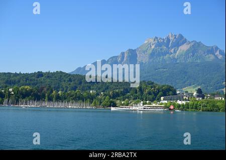 Der Pilatus und die Stadt Luzern sind die Juwelen des Vierwaldstättersees in der Schweiz. Stockfoto