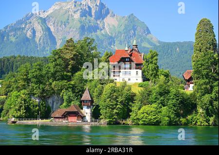 Der Pilatus und die Stadt Luzern sind die Juwelen des Vierwaldstättersees in der Schweiz. Stockfoto