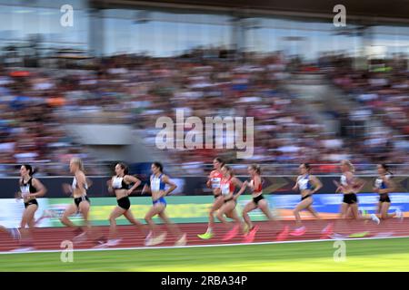 Kassel, Deutschland. 08. Juli 2023. Leichtathletik: Deutsche Meisterschaft in der Auestadion. 5000m, Finale, Frauen. Läufer in Aktion. Kredit: Swen Pförtner/dpa/Alamy Live News Stockfoto