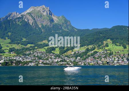 Der Pilatus und die Stadt Luzern sind die Juwelen des Vierwaldstättersees in der Schweiz. Stockfoto