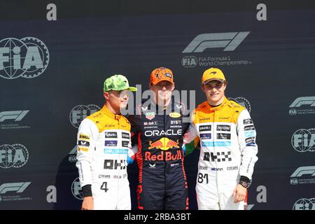 Silverstone, Großbritannien. 8. Juli 2023. Polposition feiern.Top 3 - von links nach rechts . Lando Norris (GBR) McLaren MCL60. Max Verstappen (NED) Redbull Racing RB19.Oscar Piastri (AUS) McLaren F1 Team.während DER FORMEL 1 ARAMCO BRITISH GRAND PRIX 2023 - jUL7-9 Silverstone, Großbritannien (Kreditbild: © Alessio De Marco/ZUMA Press Wire) NUR REDAKTIONELLE VERWENDUNG! Nicht für den kommerziellen GEBRAUCH! Stockfoto