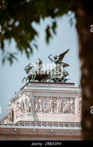 Pferde- und Wagenskulptur auf dem Dach des österreichischen parlamentsgebäudes in Wien Stockfoto