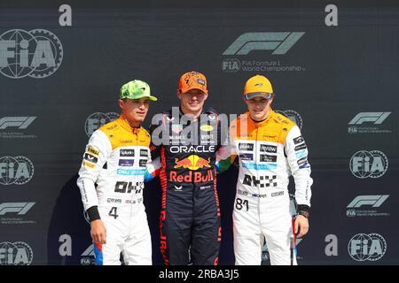 Silverstone, Großbritannien. 8. Juli 2023. Polposition feiern.Top 3 - von links nach rechts . Lando Norris (GBR) McLaren MCL60. Max Verstappen (NED) Redbull Racing RB19.Oscar Piastri (AUS) McLaren F1 Team.während DER FORMEL 1 ARAMCO BRITISH GRAND PRIX 2023 - jUL7-9 Silverstone, Großbritannien (Kreditbild: © Alessio De Marco/ZUMA Press Wire) NUR REDAKTIONELLE VERWENDUNG! Nicht für den kommerziellen GEBRAUCH! Stockfoto