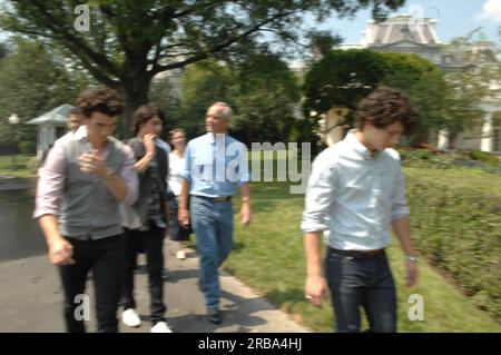 Minister Dirk Kempthorne und Helfer von Popmusikstars, den Jonas Brothers - Kevin, Joe und Nick - für die Arbeit am PSA-Video (Public Service Announcement), aufgenommen im Weißen Haus South Lawn, um die Kampagne „Get Outdoors, IT's Your“ zu fördern Stockfoto