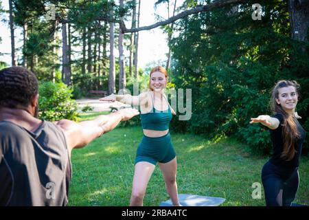 Ein Trainer während eines Trainings mit seinen Schülern in einem öffentlichen Park Stockfoto