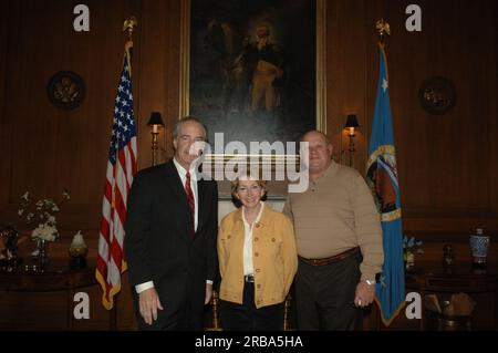 Minister Dirk Kempthorne wird von einer Geib-Delegation im Innenraum besucht Stockfoto