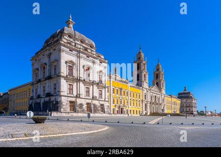 Hauptfassade des königlichen Gebäudes von Mafra, entworfen vom Architekten João Frederico Ludovice., Palast von Mafra, Mafra, Portugal Stockfoto