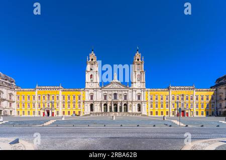 Hauptfassade des königlichen Gebäudes von Mafra, entworfen vom Architekten João Frederico Ludovice., Palast von Mafra, Mafra, Portugal Stockfoto