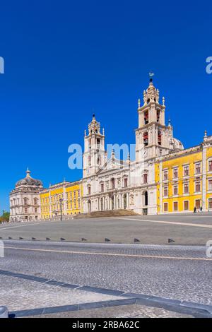 Hauptfassade des königlichen Gebäudes von Mafra, entworfen vom Architekten João Frederico Ludovice., Palast von Mafra, Mafra, Portugal Stockfoto